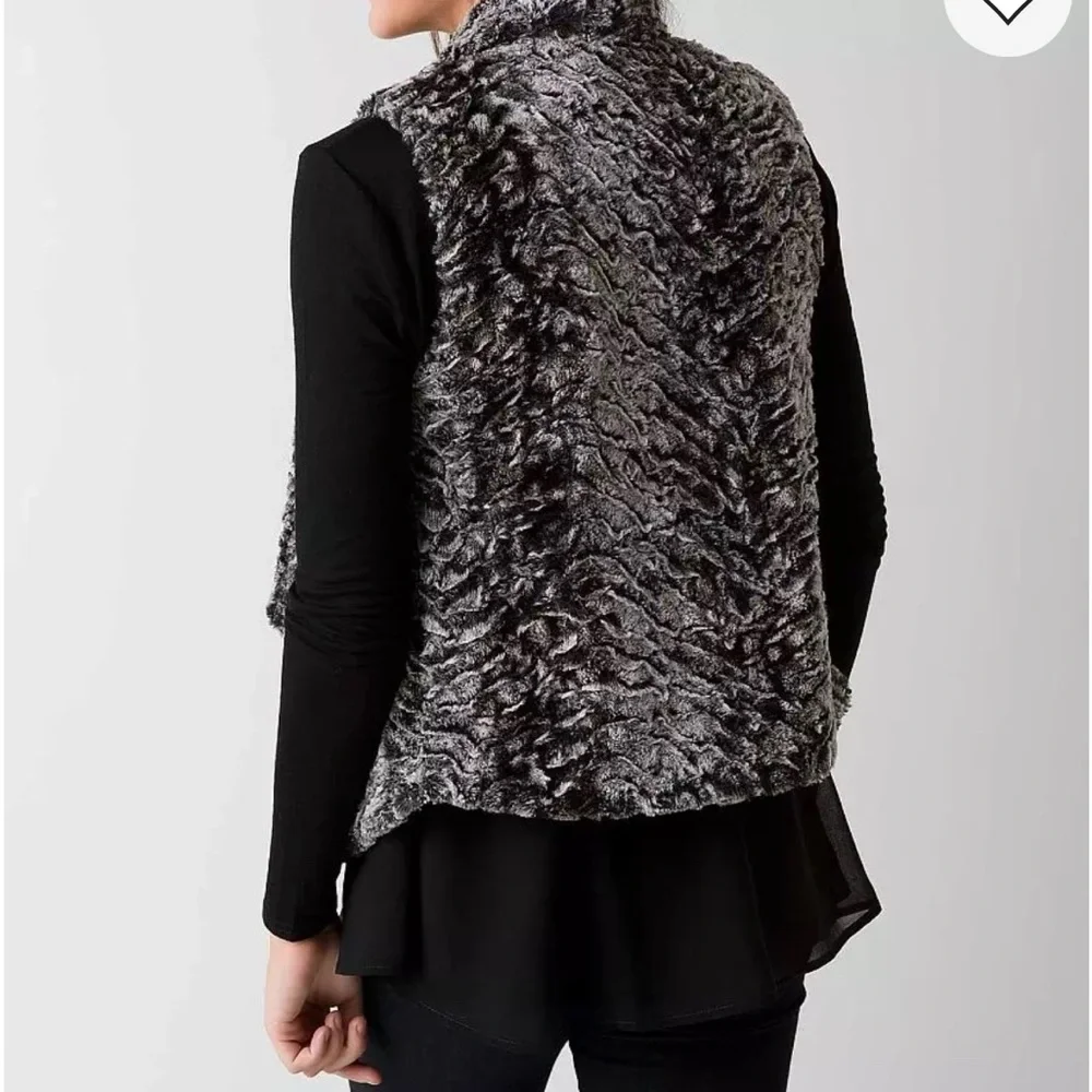 BKE Textured Faux Fur Vest in Black and Gray sz: xs